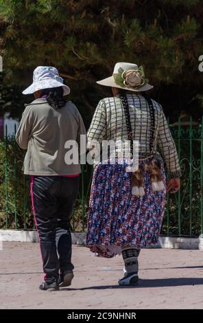 COPACABANA, BOLIVIEN - 24. JULI 2016: Zwei nicht identifizierte bolivianische Frauen gehen um den Platz in Copacabana, Bolivien Stockfoto