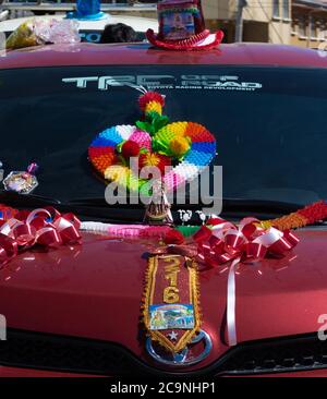 COPACABANA, BOLIVIEN - 24. JULI 2016: Detail der dekorierten Auto mit Jungfrau und Blumenstrauß für die religiöse Tradition der Segnung Autos in Copacabana, Boliv Stockfoto