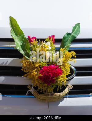 COPACABANA, BOLIVIEN - 24. JULI 2016: Detail der dekorierten Auto mit Blumenstrauß für die religiöse Tradition der Segnung Autos in Copacabana, Bolivien Stockfoto