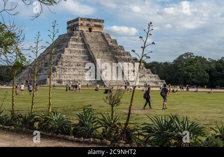 El Castillo, das Schloss oder der Tempel von Kukulkan ist die größte Pyramide in den Ruinen der großen Maya-Stadt Chichen Itza, Yucatan, Mexiko. Stockfoto
