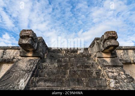 Die Plattform der Adler und Jaguare, im Maya-Toltec-Stil gebaut, in den Ruinen der großen Maya-Stadt Chichen Itza, Yucatan, Mexiko. Stockfoto