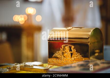 Taufe in der Kirche, goldene religiöse Utensilien: bibel, Kreuz, Gebetsbuch, Missal. Die Details in der orthodoxen christlichen Kirche Stockfoto