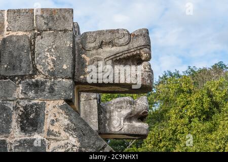 Die Plattform der Adler und Jaguare, im Maya-Toltec-Stil gebaut, in den Ruinen der großen Maya-Stadt Chichen Itza, Yucatan, Mexiko. Stockfoto