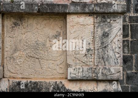 Die Plattform der Adler und Jaguare, im Maya-Toltec-Stil gebaut, in den Ruinen der großen Maya-Stadt Chichen Itza, Yucatan, Mexiko. Stockfoto