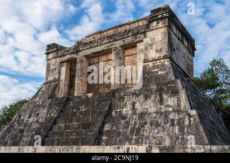 Der Tempel des Barthabers am nördlichen Ende des Großen Kugelgerichts in den Ruinen der großen Maya-Stadt Chichen Itza, Yucatan, Mexiko. Stockfoto