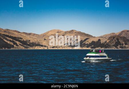 ISLA DEL SOL, BOLIVIEN - 26. JULI 2016: Eine Fähre mit einer Gruppe von Touristen in Titicaca See, Bolivien Stockfoto