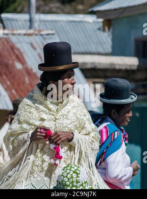 ISLA DEL SOL, BOLIVIEN - 26. JULI 2016: Eine unbekannte Frau tanzt in typischen Kostümen bei einer traditionellen Feier der Isla del Sol, Bolivien Stockfoto