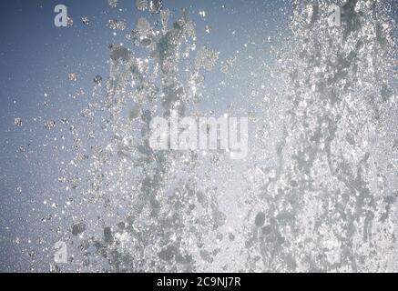 Berlin, Deutschland. August 2020. In der Sonne glitzert das Wasser des 'Schwebender Ring'-Brunnens am Strausberger Platz. Quelle: Annette Riedl/dpa/Alamy Live News Stockfoto