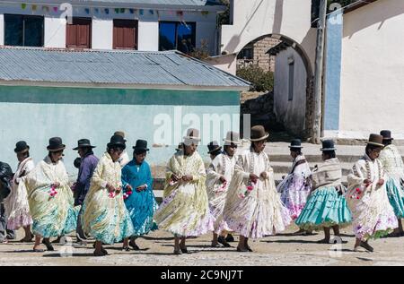 ISLA DEL SOL, BOLIVIEN - 26. JULI 2016: Eine Gruppe bolivianischer Mädchen tanzen in typischen Kostümen in einer traditionellen Feier. Stockfoto