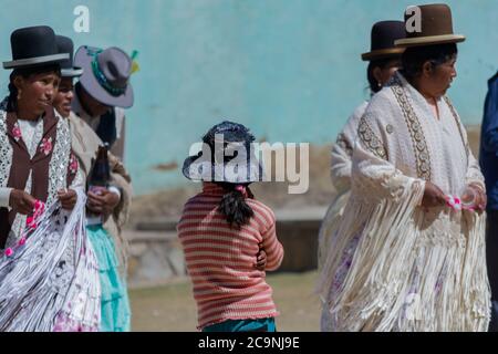 ISLA DEL SOL, BOLIVIEN - 26. JULI 2016: Ein kleines Mädchen sieht sich eine traditionelle Feier des Tanzens auf der Insel der Sonne, Bolivien Stockfoto