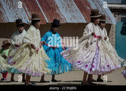 ISLA DEL SOL, BOLIVIEN - 26. JULI 2016: Eine Gruppe bolivianischer Mädchen tanzt in typischen Kostümen in einer traditionellen Feier Boliviens Stockfoto