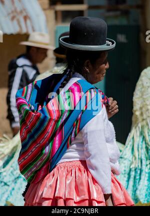 ISLA DEL SOL, BOLIVIEN - 26. JULI 2016: Eine alte Frau trägt einen "aguayo" in einer traditionellen Feier des Tanzes auf der Insel der Sonne, Bolivien Stockfoto