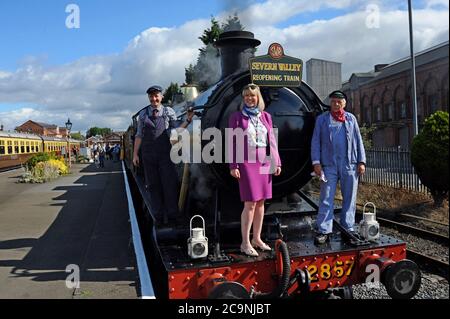 Kidderminster, Worcestershire, Großbritannien. August 2020. Helen Smith, General Manager der Severn Valley Railway, schließt sich dem Lokomotivteam am ersten Zug des Eröffnungstages an. Die Eisenbahn wurde im März geschlossen und wurde umfangreichen Vorbereitungen unterzogen, die es ermöglichten, sie mit Covid-19-Sicherheitsvorkehrungen wieder zu öffnen. G.P.Essex/Alamy Live News Stockfoto