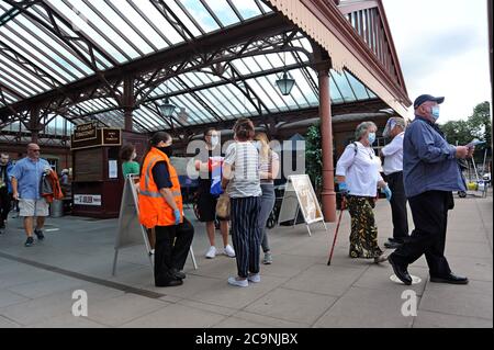 Kidderminster, Worcestershire, Großbritannien. August 2020. Das Bahnhofspersonal hilft den Passagieren der Severn Valley Railway, einer der wichtigsten erhaltenen Eisenbahnlinien Großbritanniens, die heute nach der Covid-19-Sperre wieder eröffnet wurde. Die Eisenbahn wurde im März geschlossen und wurde umfangreichen Vorbereitungen unterzogen, die es ermöglichten, sie mit Covid-19-Sicherheitsvorkehrungen wieder zu öffnen. G.P.Essex/Alamy Live News Stockfoto