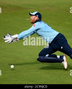 Der Engländer Jonny Bairstow lässt während des zweiten One Day International der Royal London Series im Ageas Bowl in Southampton einen Fang von Irlands Craig Young fallen. Stockfoto