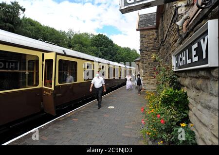 Kidderminster, Worcestershire, Großbritannien. August 2020. Menschen, die den Zug bei der Severn Valley Railway verlassen, einer der wichtigsten erhaltenen Eisenbahnlinien Großbritanniens, die heute nach der Covid-19-Sperre wieder eröffnet wurde. Die Eisenbahn wurde im März geschlossen und wurde umfangreichen Vorbereitungen unterzogen, die es ermöglichten, sie mit Covid-19-Sicherheitsvorkehrungen wieder zu öffnen. G.P.Essex/Alamy Live News Stockfoto