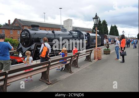 Kidderminster, Worcestershire, Großbritannien. August 2020. Menschen bewundern eine Dampflokomotive an der Severn Valley Railway, einer der wichtigsten erhaltenen Eisenbahnlinien Großbritanniens, die heute nach der Covid-19-Sperre wieder eröffnet wurde. Die Eisenbahn wurde im März geschlossen und wurde umfangreichen Vorbereitungen unterzogen, die es ermöglichten, sie mit Covid-19-Sicherheitsvorkehrungen wieder zu öffnen. G.P.Essex/Alamy Live News Stockfoto