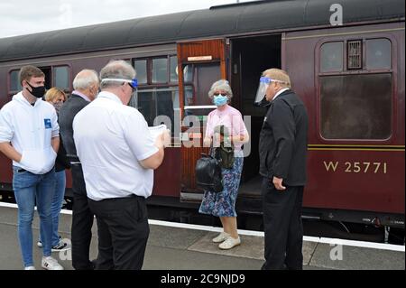 Kidderminster, Worcestershire, Großbritannien. August 2020. Das Bahnhofspersonal hilft den Passagieren der Severn Valley Railway, einer der wichtigsten erhaltenen Eisenbahnlinien Großbritanniens, die heute nach der Covid-19-Sperre wieder eröffnet wurde. Die Eisenbahn wurde im März geschlossen und wurde umfangreichen Vorbereitungen unterzogen, die es ermöglichten, sie mit Covid-19-Sicherheitsvorkehrungen wieder zu öffnen. G.P.Essex/Alamy Live News Stockfoto