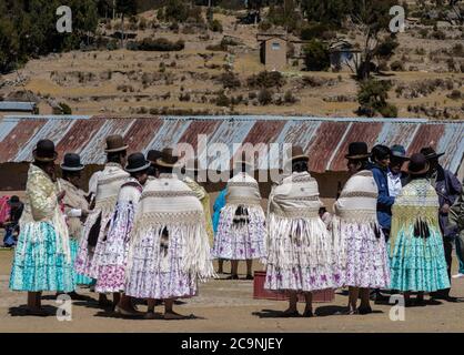 ISLA DEL SOL, BOLIVIEN - 26. JULI 2016: Eine Gruppe bolivianischer Mädchen mit traditionellen Kostümen während einer religiösen Feier in der Isla del Sol, von Boli Stockfoto