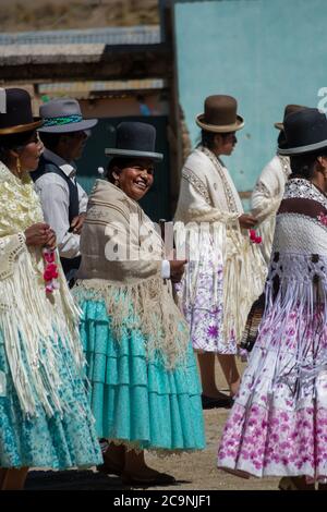 ISLA DEL SOL, BOLIVIEN - 26. JULI 2016: Eine bolivianische Frau genießt eine traditionelle Feier des Tanzens auf der Insel der Sonne, Bolivien Stockfoto