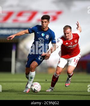 Chelsea's Christian Pulisic (links) und Arsenals Rob Holding kämpfen während des Heads Up FA Cup Finalmatches im Wembley Stadium, London um den Ball. Stockfoto