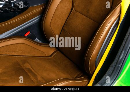 Moderne Luxus Auto braun Leder Interieur. Interieur von Prestige modernen Auto. Bequeme Ledersitze. Braunes perforiertes Leder mit Ziernaht. Stockfoto