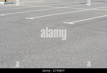 Leerer Parkplatz in der Nähe des Einkaufszentrums. Moderner Parkplatz. Parkplatz. Leere Parkplätze am Einkaufszentrum. Öffentlicher Parkplatz. Außenparkplätze. Stockfoto