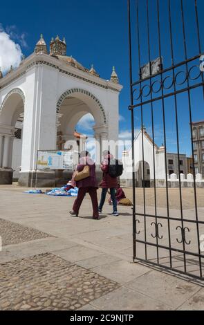 COPACABANA, BOLIVIEN - 16. JANUAR 2016: Zwei Frauen gehen vor der Basilika Unsere Dame von Copacabana, in Copacabana, Bolivien Stockfoto