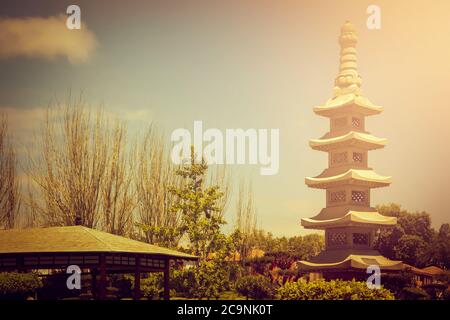 Fraktaler Steinturm im japanischen Garten bei Sonnenuntergang in La Serena, Chile Stockfoto