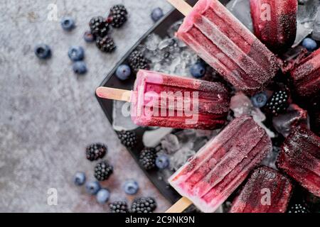 Forrest Fruchteis auf Stick. Hausgemachter gesunder veganer Snack. Mit Eis auf Teller legen Stockfoto
