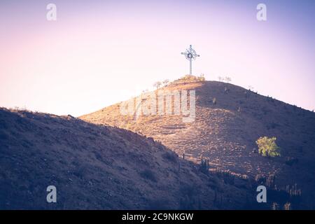 Hügel mit Kreuz auf der Spitze Stockfoto