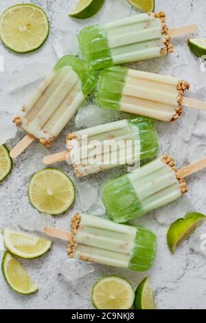 Limette und Sahne hausgemachte Eis oder Eis mit Eiswürfeln auf grauen Stein Hintergrund platziert Stockfoto