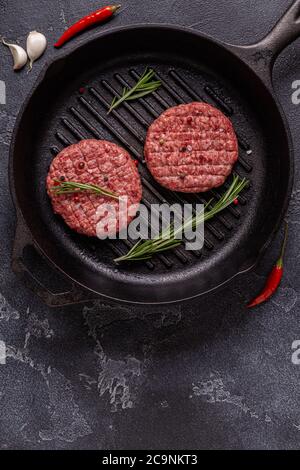 Frisch roh Hackfleisch hausgemachte Grill Rindfleisch Burger in einer Pfanne, Draufsicht Stockfoto