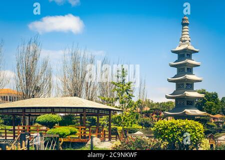 Fraktaler Steinturm im japanischen Garten in La Serena, Chile Stockfoto