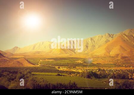 Chilenische Landschaft mit Bergen und Feldern bei Vicuña bei Sonnenuntergang Stockfoto