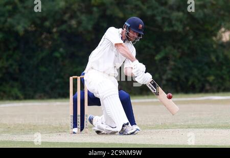 BILLERICAY, Vereinigtes Königreich, AUGUST 01: Paul Walter von Billericay CCDuring Shepherd Neame Essex Cricket League Gooch Division zwischen Billericay CC und Sheffield CC im Toby Howe Cricket Club, Billericay am 01.August 2020 Credit: Action Foto Sport/Alamy Live News Stockfoto