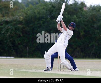 BILLERICAY, Vereinigtes Königreich, AUGUST 01: Paul Walter von Billericay CCDuring Shepherd Neame Essex Cricket League Gooch Division zwischen Billericay CC und Sheffield CC im Toby Howe Cricket Club, Billericay am 01.August 2020 Credit: Action Foto Sport/Alamy Live News Stockfoto