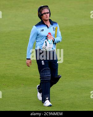 Der englische Jason Roy geht aus, nachdem er während des zweiten One Day International der Royal London Series im Ageas Bowl in Southampton von Irlands Craig Young entlassen wurde. Stockfoto