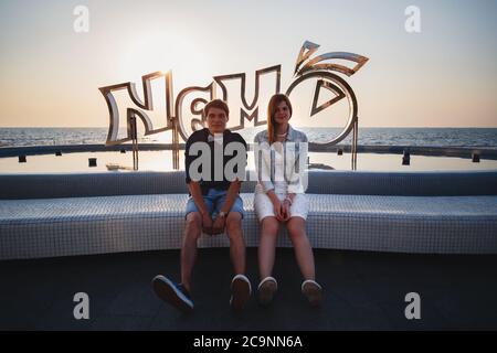 ODESSA, UKRAINE - 06. AUGUST 2015: Nahaufnahme eines glücklichen jungen Paares in der Nähe des Pools von Nemo Delfinarium, Reisekonzept Stockfoto