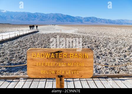 Schild am Badwater Basin, dem tiefsten Punkt in Nordamerika, Death Valley National Park, Kalifornien, USA Stockfoto