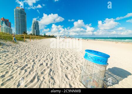 Mülleimer im weltberühmten Miami Beach, USA Stockfoto