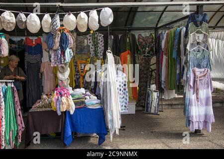 UGLICH, Russland, - 26. Juli 2020, Zähler mit den russischen nationalen Souvenirs auf einer Messe der Volkskunst. Vintage Pavlovo Posad Shawl. Stockfoto