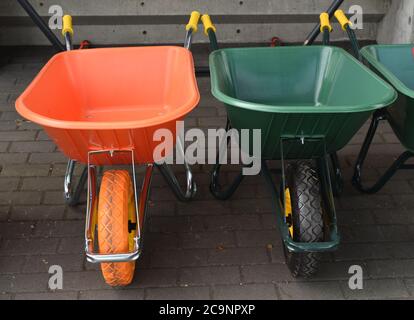 Schubkarren zum Verkauf außerhalb eines Baumarkt Stockfoto