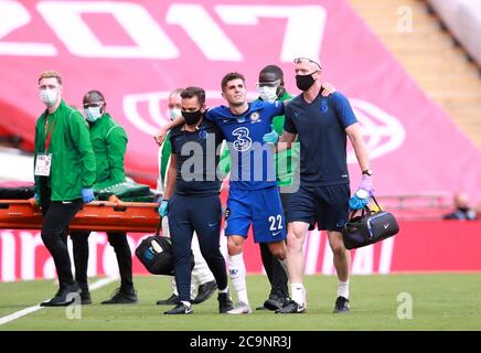 Chelsea's Christian Pulisic wird vom Spielfeld geholfen, nachdem er während des Heads Up FA Cup Finalmatches im Wembley Stadium, London, eine Verletzung erlitten hat. Stockfoto