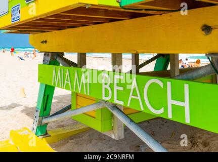 Nahaufnahme von Miami Beach auf einem farbenfrohen Rettungsschwimmer-Turm. Südflorida, USA Stockfoto