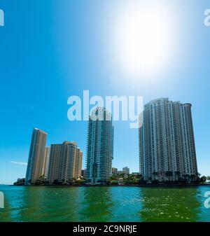 Wolkenkratzer und türkisfarbenes Wasser im Miami Riverwalk. Florida, USA Stockfoto