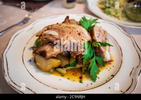 Rippchen aus Schweinefleisch auf einem Teller mit Gemüse Stockfoto