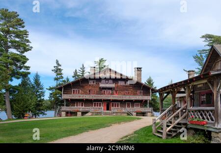 Main Lodge um 1897, Great Camp Sagamore -ehemaliges Vanderbilt Home, Adirondack Mountains, Raquette Lake, New York, USA Stockfoto