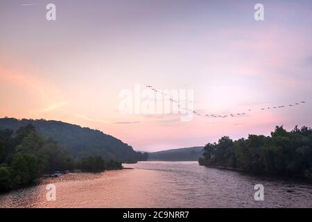 Blick von PA nach NJ über Delaware River, bei Sonnenuntergang (Teil des Delaware und Raritan Canal State Park), New Jersey, USA Stockfoto