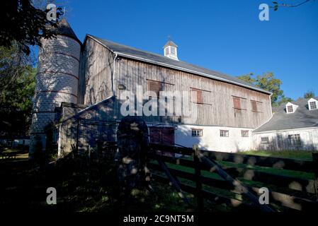 Blick auf einen Bauernhof Scheune Haus in der Landschaft Stockfoto